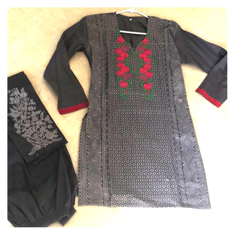Shirt and pant set..fits small - Picture 1 of 4